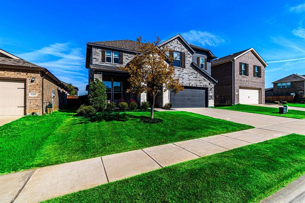 933 West Drive