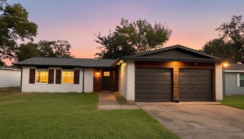 Photo of 441 Melrose Drive, Richardson, TX 75080 (MLS # 21402481)