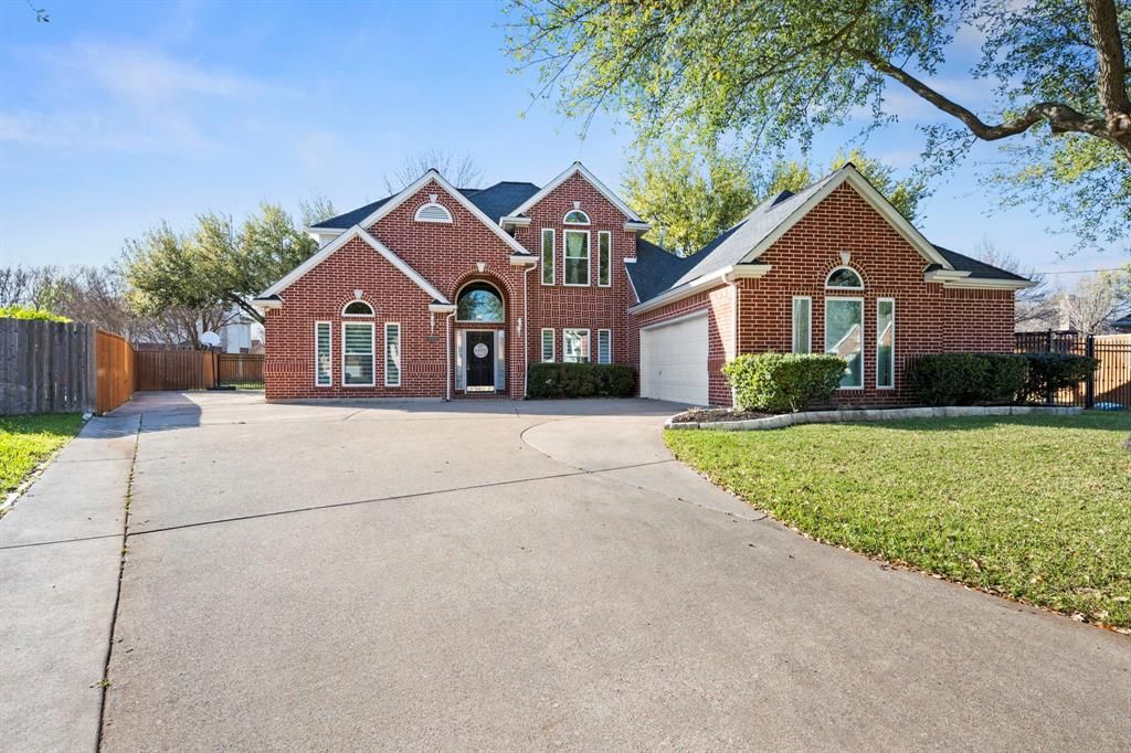 Photo of 6402 Creekbend Court, Arlington, TX 76001 (MLS # 21210140)