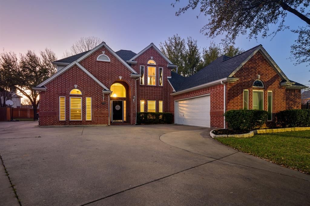 Photo of 6402 Creekbend Court, Arlington, TX 76001 (MLS # 21210140)