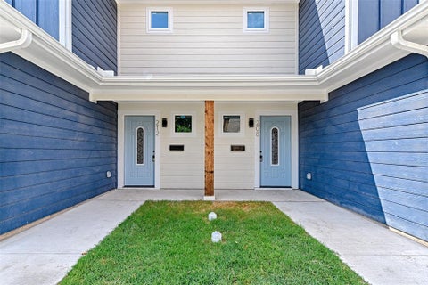 Photo of 208-212 E Cherry Street, Sherman, TX 75090 (MLS # 21327598)