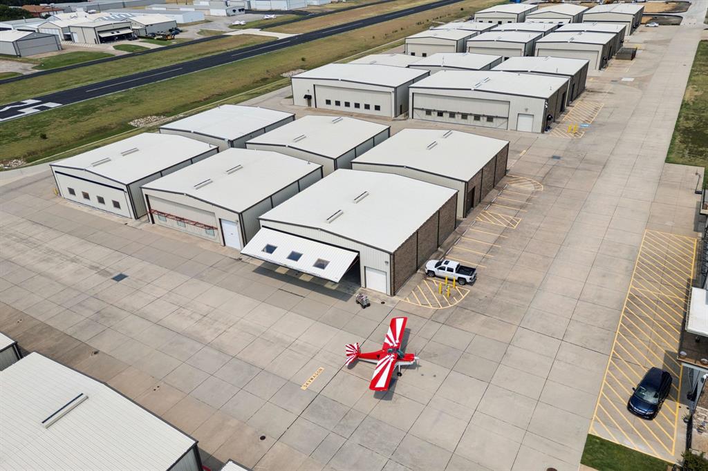 AERO COUNTRY EAST - Commercial Sale