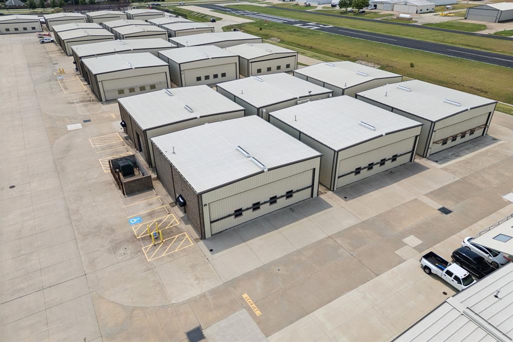 AERO COUNTRY EAST - Commercial Sale