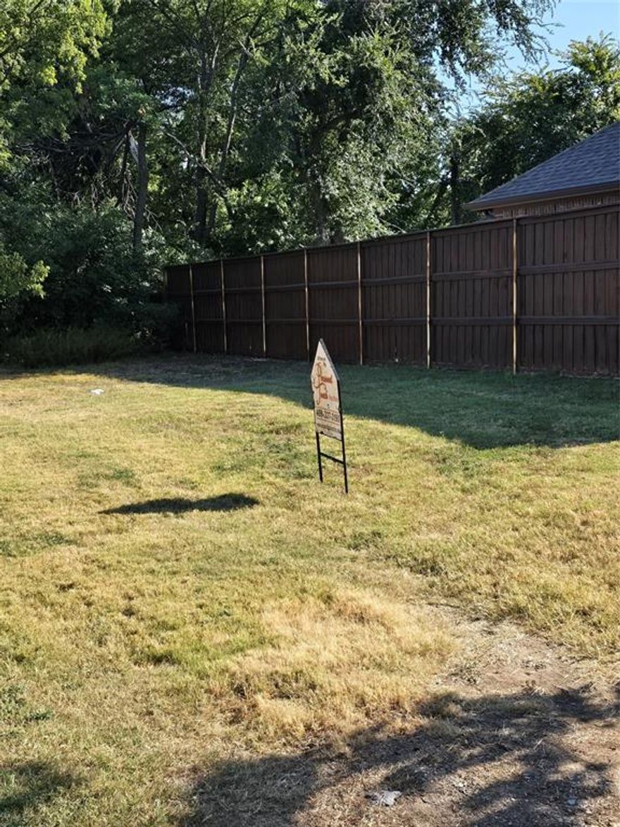 VAC LOT NEAR CORNER WITH ADDITIONAL 2 LOTS ADJACENT. COULD BE LEASED TOGETHER OR SEPERATE.
PROPERT IS LOCATED NEAR TRINITY GROVE AND WITHIN WALKING DISTANCE OF THE LAKE WEST LAKE AND LIBRARY.