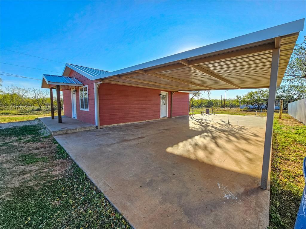 Photo of 1618 Roberts Street, Sweetwater, TX 79556 (MLS # 21127249)