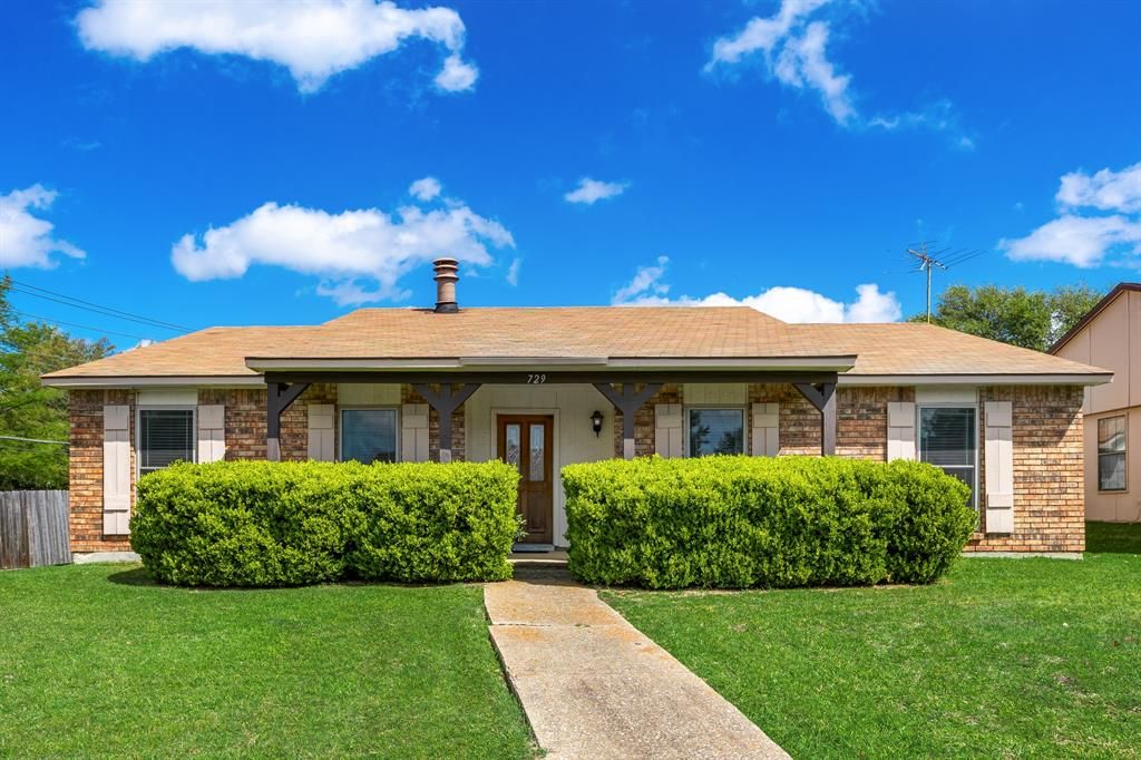 Photo of 729 Via Altos, Mesquite, TX 75150 (MLS # 21235854)