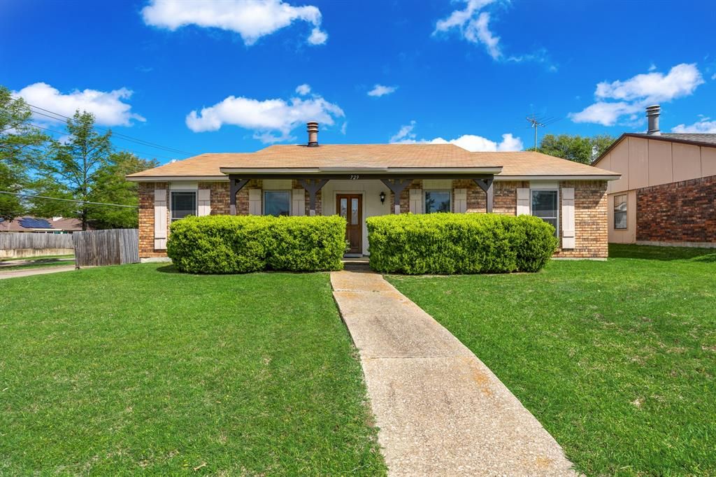 Photo of 729 Via Altos, Mesquite, TX 75150 (MLS # 21235854)