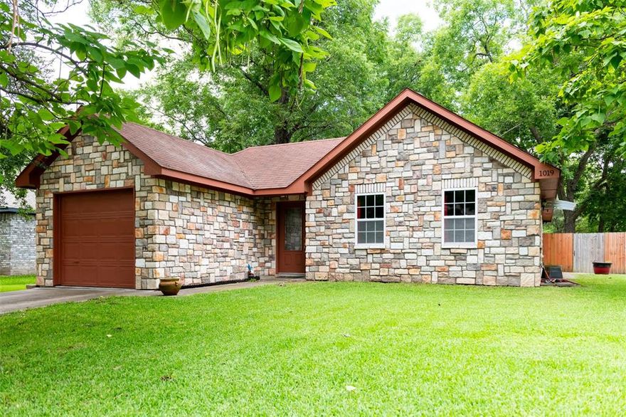 Cozy 3 bedroom, 2 bath stone cottage on over a quarter acre, corner lot with fenced back yard.  Open concept layout with laminate and tile flooring.  Lots of natural light!  Abundant storage and a spacious laundry room.  Mature trees with a lush yard and patio make this a fantastic outdoor space for kids to play or to just enjoy being outside.  Additional concrete parking on the side of the house.

Owner has moved out and New Buyer ready to move In. Great Place to call home to new buyers...