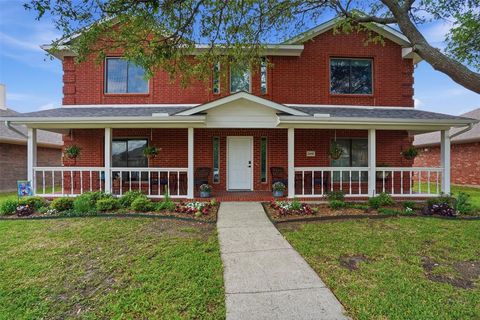 Photo of 2010 Walnut Creek Trail, Garland, TX 75040 (MLS # 21241227)