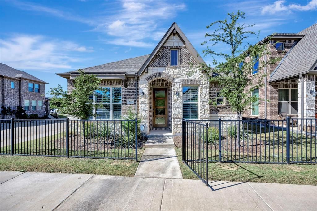 Photo for 319 Park Drive, Euless, TX 76040 (MLS # 21100543)