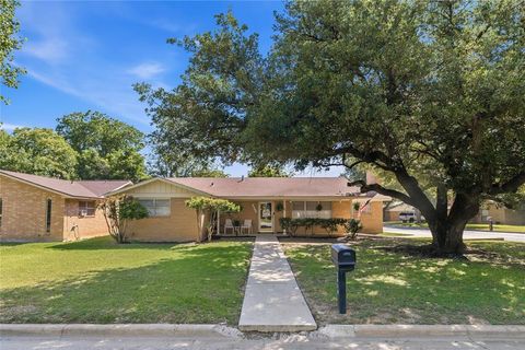 Photo of 2410 14th Street, Brownwood, TX 76801 (MLS # 21272533)