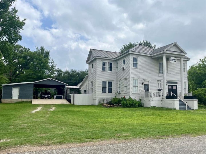 Photo 1 of 31 — 408 S Railroad Avenue, Calvert, TX 77837