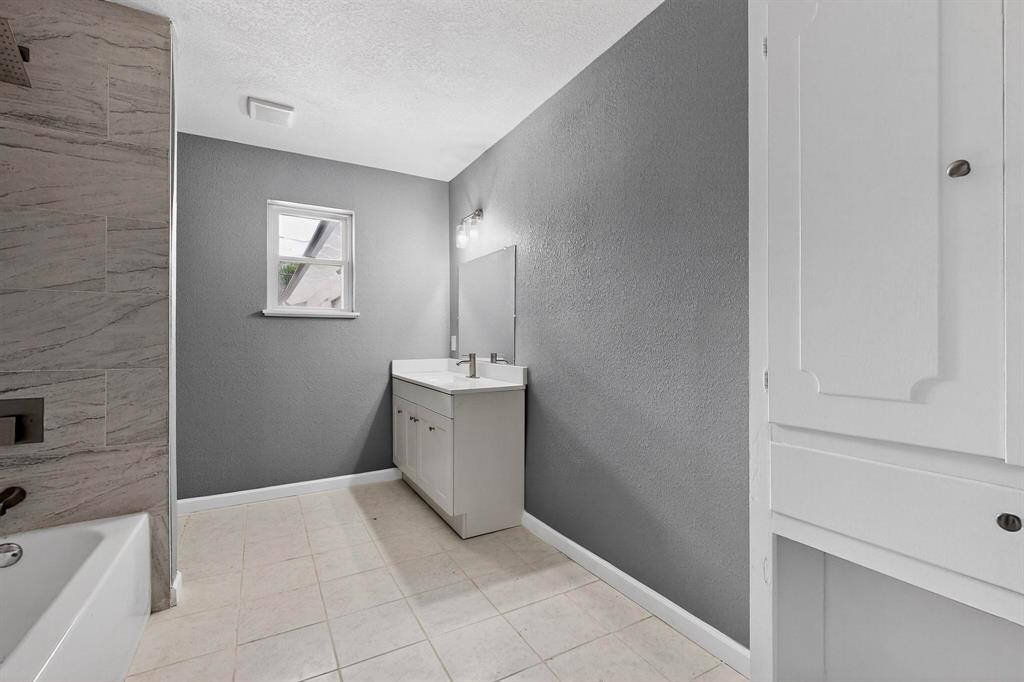 MEADOWBROOK ESTATE - Residential