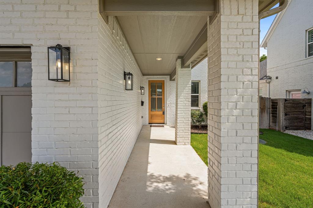 5618 Oaks Lane