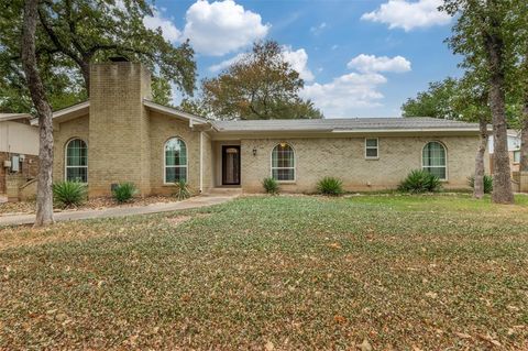 Photo of 2828 Oak Forest Drive, Grapevine, TX 76051 (MLS # 21097717)