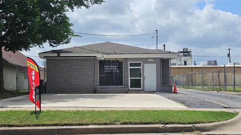 Photo of 220 W 10th Street, Dallas, TX 75208 (MLS # 21274997)