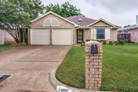 Photo of 1409 Lincolnshire Way, Fort Worth, TX 76134 (MLS # 21323380)