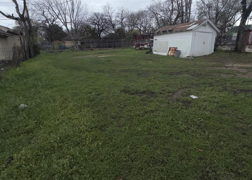 215 W GROVER C WASHINGTON Avenue