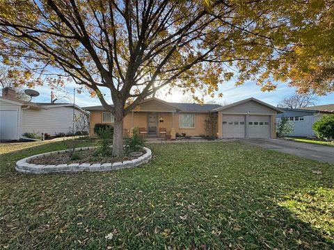 Photo of 2121 Cliff Park, Fort Worth, TX 76134 (MLS # 21136231)