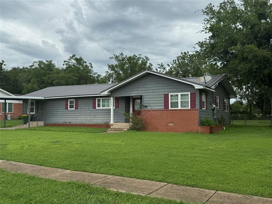 Location, location and this is a good one. Very nice remodel with fabulous bathroom and kitchen makeovers. Modern cabinets, plenty of storage throughout, and an enclosed porch to watch the kiddos play in the backyard. The hubby can have a storage and shop to enjoy a hobby or make a a cave. Walk to the desired restaurants and best shopping ever, and enjoy the safe lifestyle in Hico.