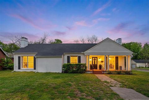 Photo of 940 Davis N, Sulphur Springs, TX 75482 (MLS # 21225573)