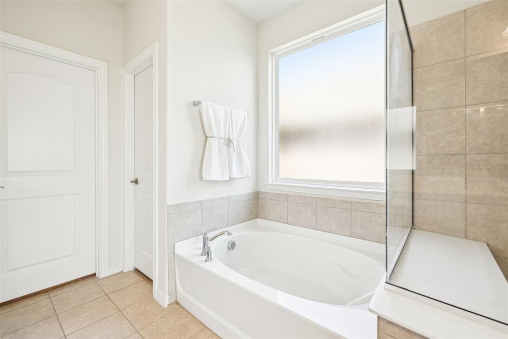 Fort Worth, Texas 76052, United States, 5 Bedrooms Bedrooms, ,3 BathroomsBathrooms,Residential,Pending,112192