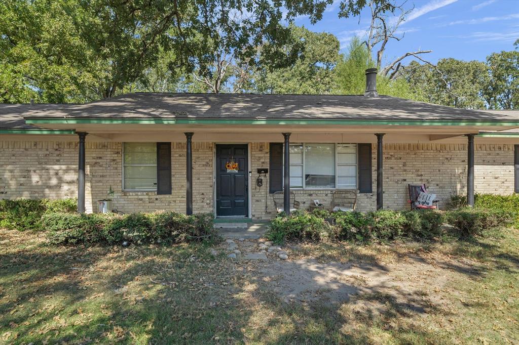 215 N OAKS Drive
