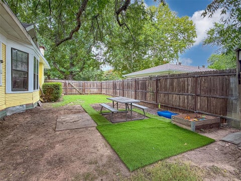 Tiny photo for 724 S Morris ST, Gainesville, TX 76240 (MLS # 21338515)