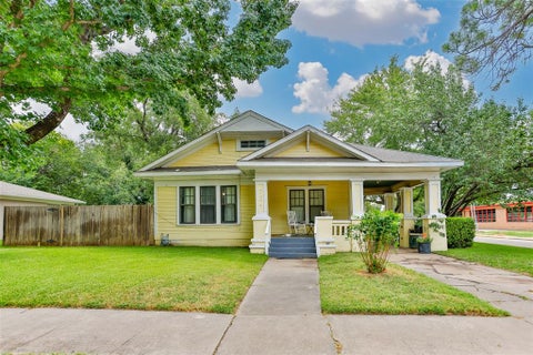 Photo of 724 S Morris ST, Gainesville, TX 76240 (MLS # 21338515)
