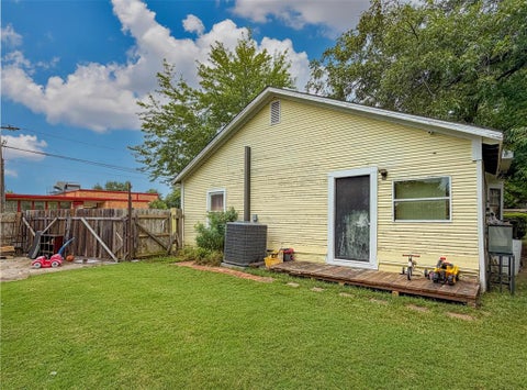 Tiny photo for 724 S Morris ST, Gainesville, TX 76240 (MLS # 21338515)