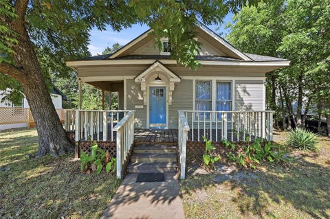 Photo of 512 S Elm Street, Sherman, TX 75090 (MLS # 21369020)