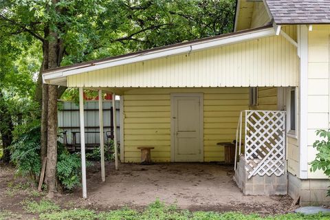 A home in De Leon