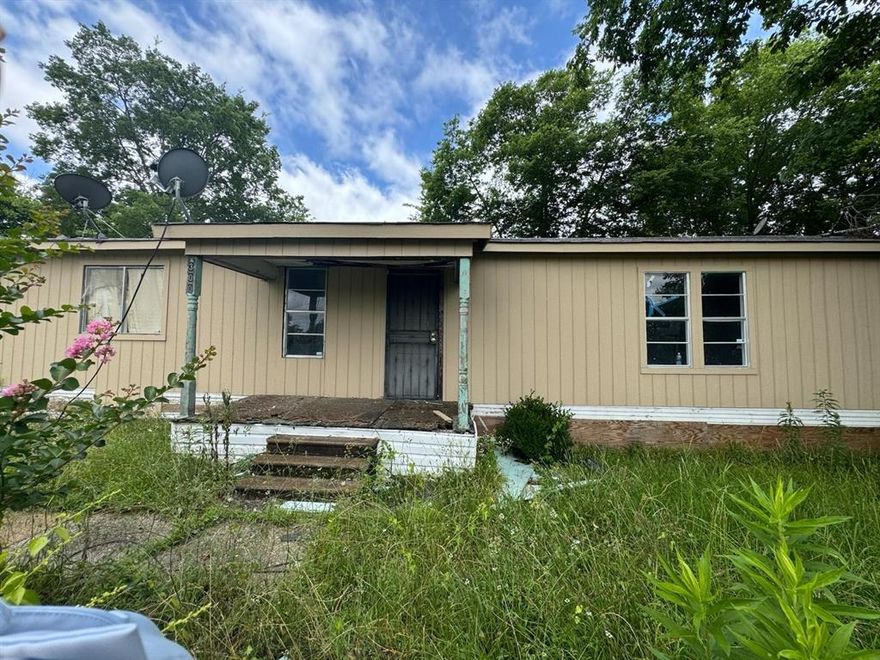 This spacious 5-bedroom, 1-bathroom home boasting 1,154 sq ft of comfortable living space. Flooded with natural light throughout, this home offers a warm and inviting atmosphere. With just a little TLC, it’s easy to see the huge potential—whether you're looking for your forever home or an excellent cash-flowing investment opportunity.