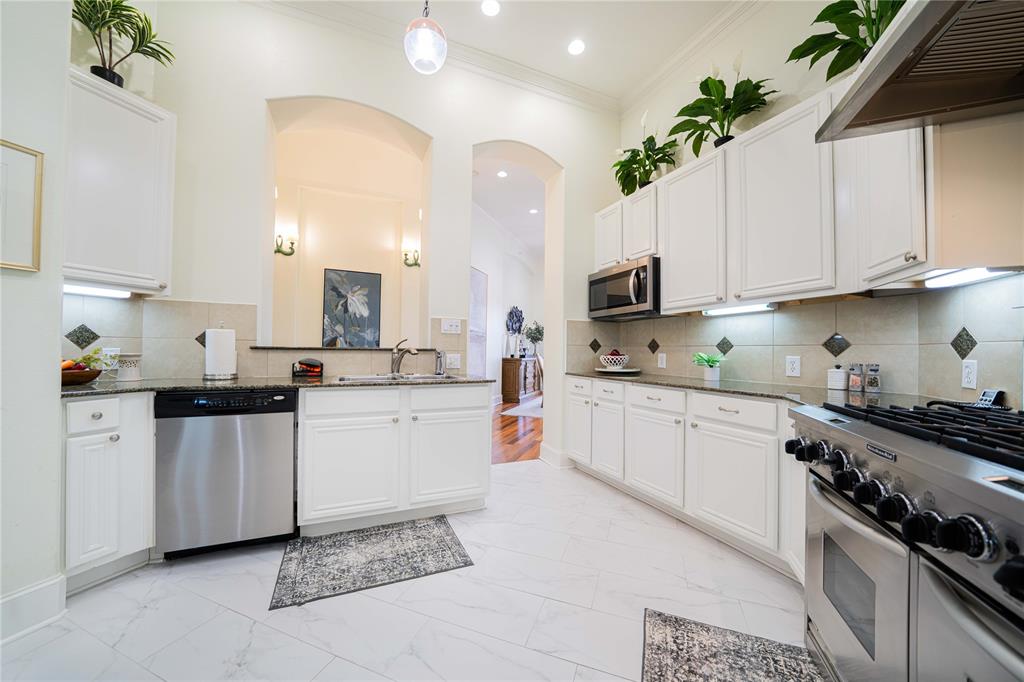 Cascades Lake Towers - Residential