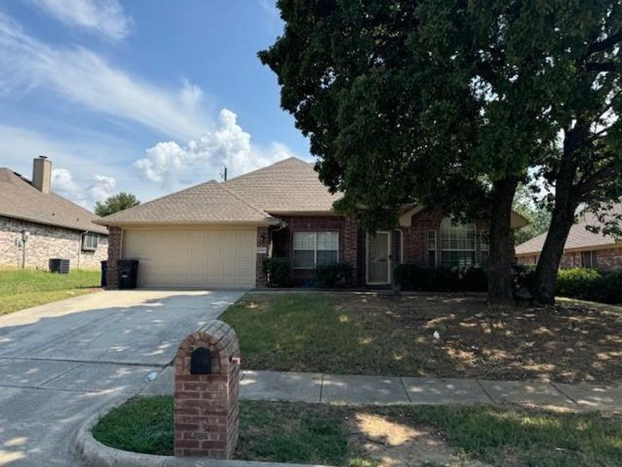 THIS BEAUTIFUL HOME HAS BEEN NICELY DOCORATED AND HAS MANY UPGRADES. FRESH PAINT AND CARPET WITH NEW COUNTERTOPS.  GREAT 4 BEDROOM HOME IN SUPER LOCATION. PRIVATE BACKYARD WITH PLENTY OF ROOM.  LARGE ROOMS WITH AN OPEN FLOORPLAN. VERY NICE HOME.