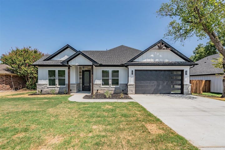 Photo 1 of 40 — 305 Hobbs Avenue, Boyd, TX 76023