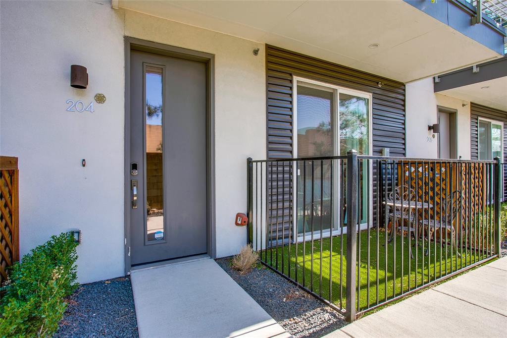 4545 Bowser Avenue 204