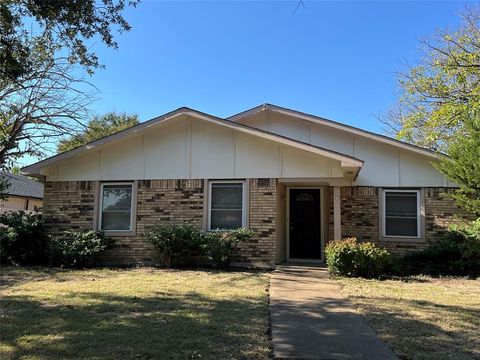 Photo of 908 Cross Bend Rd Rd, Plano, TX 75023 (MLS # 21099726)