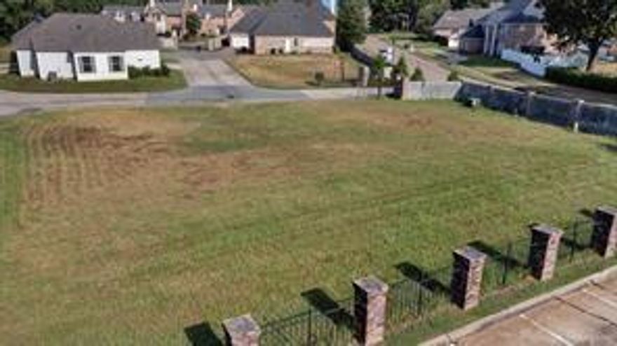 Nestled in a private neighborhood in Spring Lake, this lot provides easy access to nearby parks, schools, shopping centers, restaurants, and more. This lot is located in a cul-de-sac with utilities installed, streets installed, and zoned for residential use.