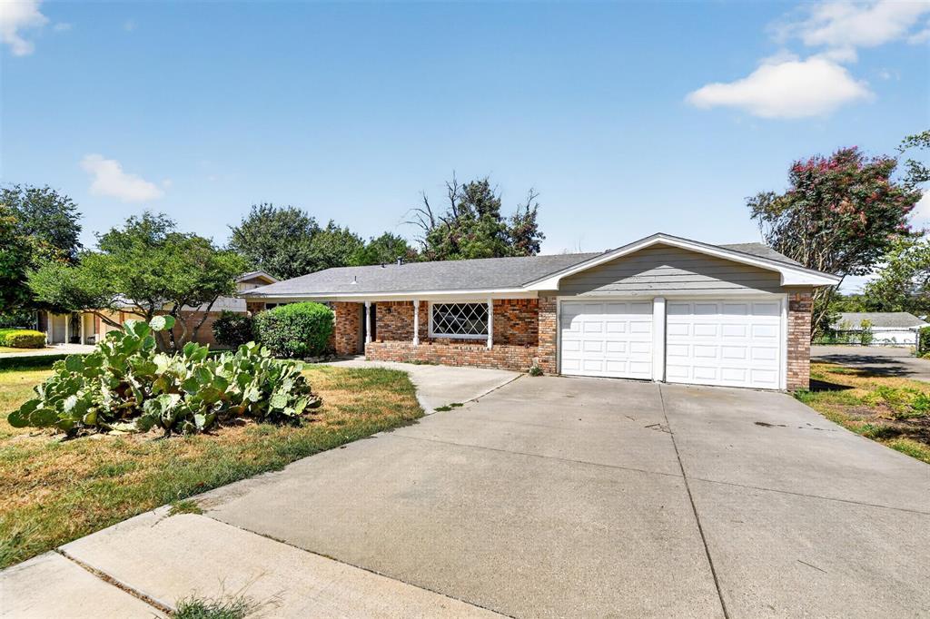 Photo of 5900 Whitman Avenue, Fort Worth, TX 76133 (MLS # 21391843)