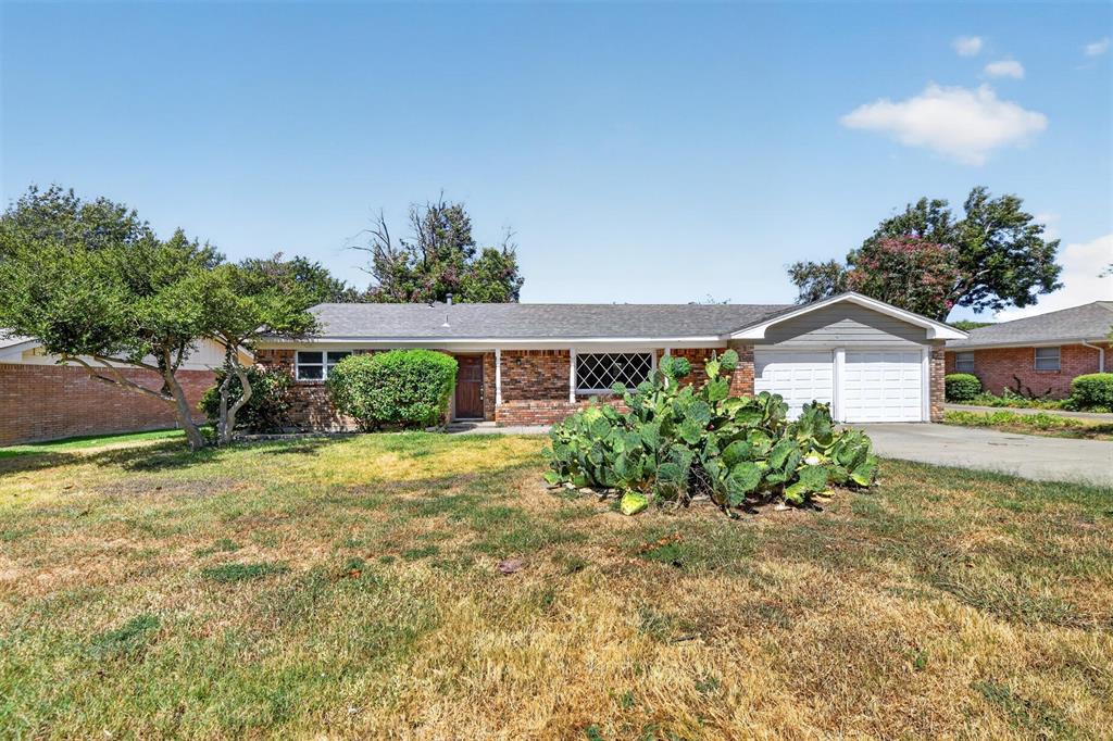 Photo of 5900 Whitman Avenue, Fort Worth, TX 76133 (MLS # 21391843)