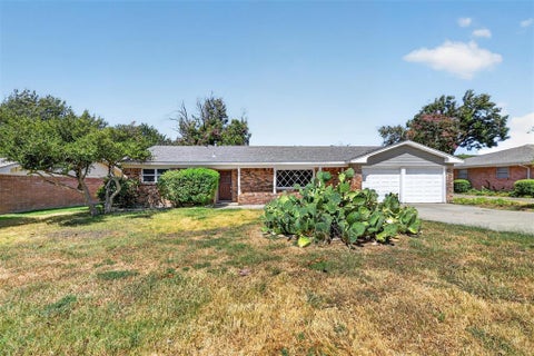 Photo of 5900 Whitman Avenue, Fort Worth, TX 76133 (MLS # 21391843)