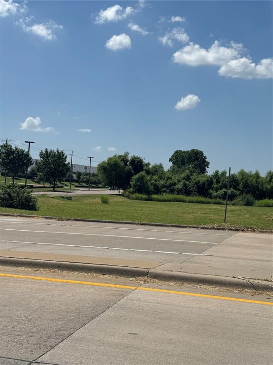 ***LOCATION LOCATION LOCATION*BEAUTIFUL CANVAS FOR YOUR VISION!* PRIME REAL ESTATE IN A GREAT AREA*LET'S PUT AN OFFER TOGETHER TODAY!***