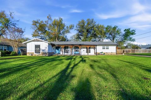 1704 S Houston Street Kaufman TX 75142