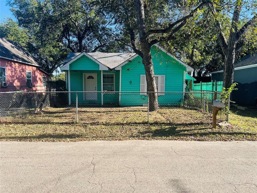 A DIAMOND IN THE ROUGH! BRING YOUR IDEAS AND HAVE A VERY AFFORDABLE PLACE TO LIVE!  At present this one needs a little work.
Nice Big size Lot. Minutes from DownTown, Great Opportunity for your investor, Landlord or flipper. Property is sold  AS-IS with no repairs.