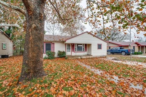 Photo of 932 Moss Street, Gainesville, TX 76240 (MLS # 21168015)