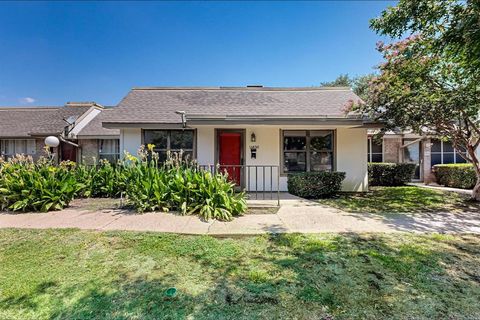 Photo of 13838 Methuen Green Street, Dallas, TX 75240 (MLS # 21225177)