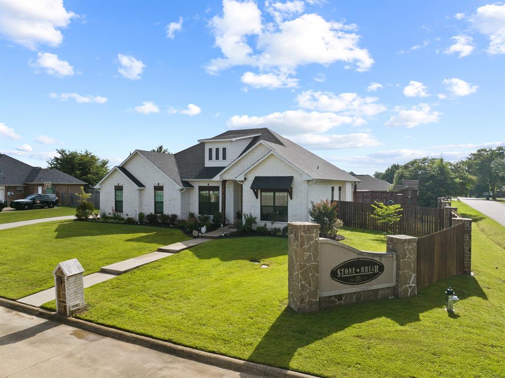 2700 Stone Hedge