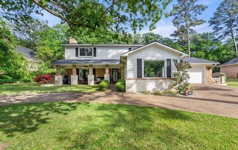 A home in Lindale