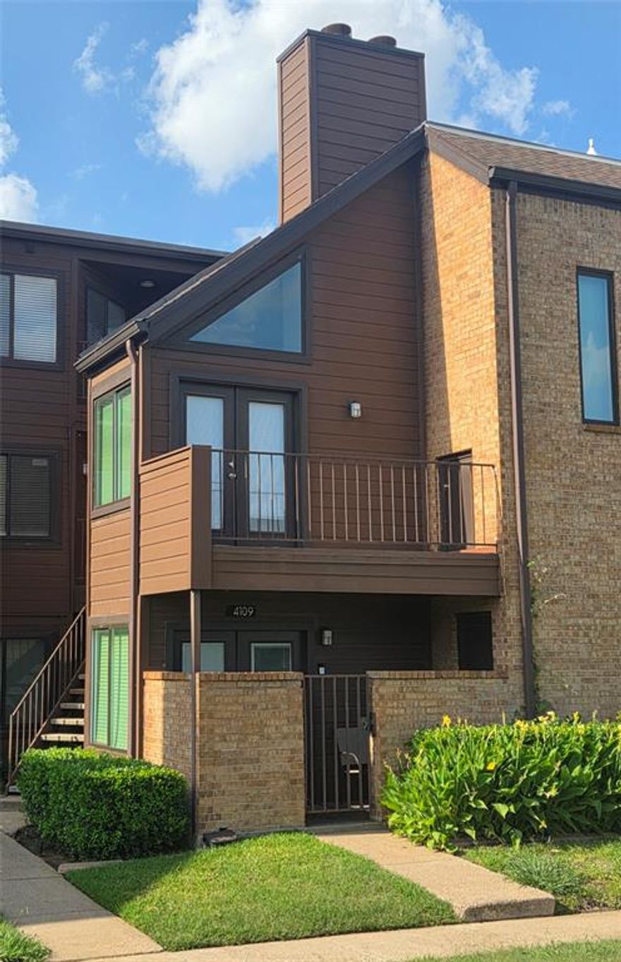 Two story condo located minutes away from nearby attractions such as Six Flags, AT&T Stadium, Globe Life Field, and Texas Live.  This condo has a split level layout, receives great natural light, and overlooks the community greenspace and pool.  The stackable washer & dryer and kitchen refrigerator will convey with the property.  Both bedrooms include their own private bathroom and you're able to have direct access to the upstairs bedroom from the 3rd floor.